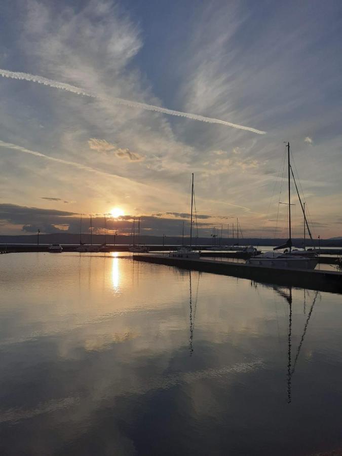 Meridiano 12 Bolsena Bagian luar foto